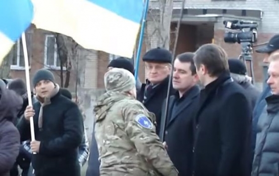 Мэр Славянска отказался взять флаг Украины (видео)