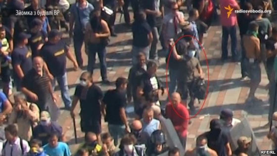 Журналисты Радио Свобода засняли человека, который бросил гранату под Радой (видео)