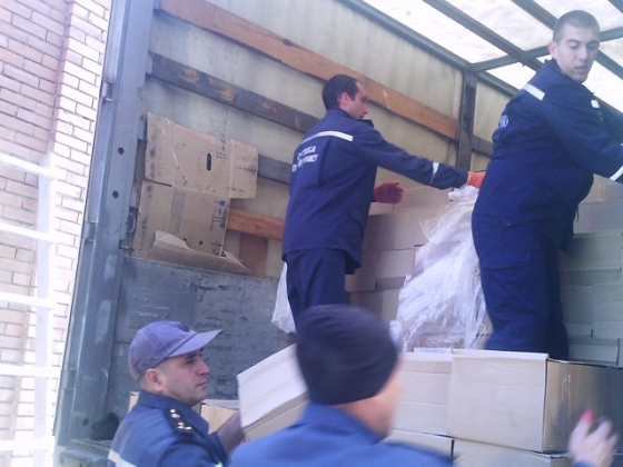 В Краматорск прибыли автомобили с 30 тысячами банок рыбных консервов и 20 тоннами сливочного масла для переселенцев (фото)