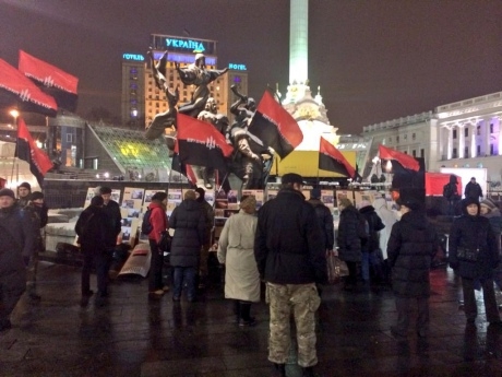 На Майдане праздновали годовщину создания &quot;Правого сектора&quot;
