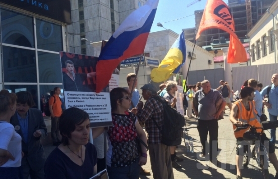 &quot;Низкий поклон героям Украины!&quot;: в Москве устроили пикет против военной агрессии России