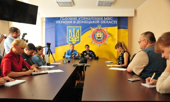 В патрульную полицию Краматорска и Славянска за три дня поступило 1150 анкет (видео)