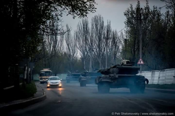 В Донецк с Востока продолжают заходить танки, - журналист