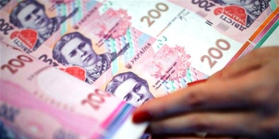 Нацбанк продолжает выдавать банкам миллиардные кредиты, усиливая девальвацию гривни 