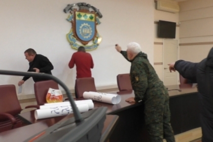В Краматорске &quot;общегородское собрание&quot; в горисполкоме разогнали газовой атакой (фото, видео)