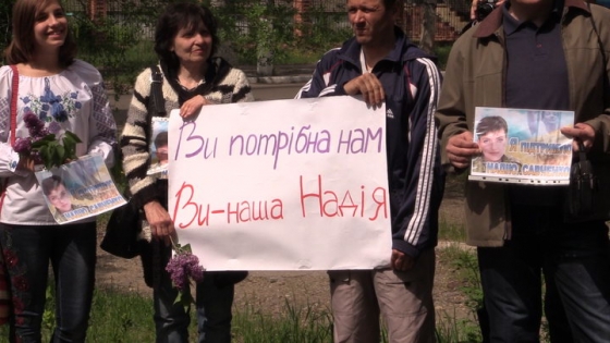 Славянск флешмоб, посвященный дню рождения летчицы Надежды Савченко