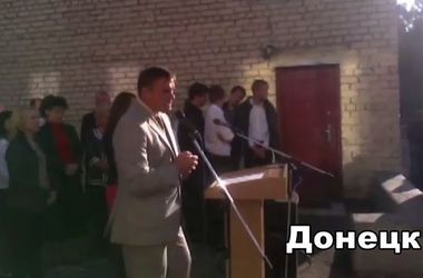 Первый звонок в Донбассе: в Донецке линейка прошла на украинском, а в Макеевке директор восхваляла &quot;ДНР&quot; (видео)