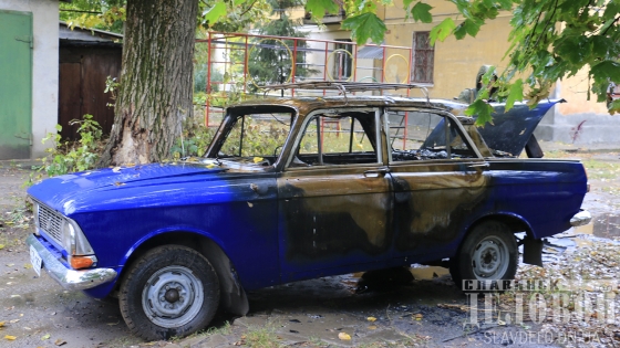 В центре Славянска ночью сожгли машину прямо под окнами хозяина