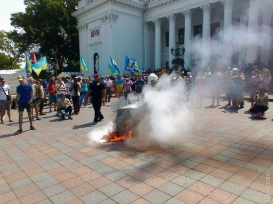 Возле Одесского горсовета запахло паленым - протестующие жгут шины