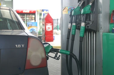 Бензин постепенно дешевеет, пока замер доллар 