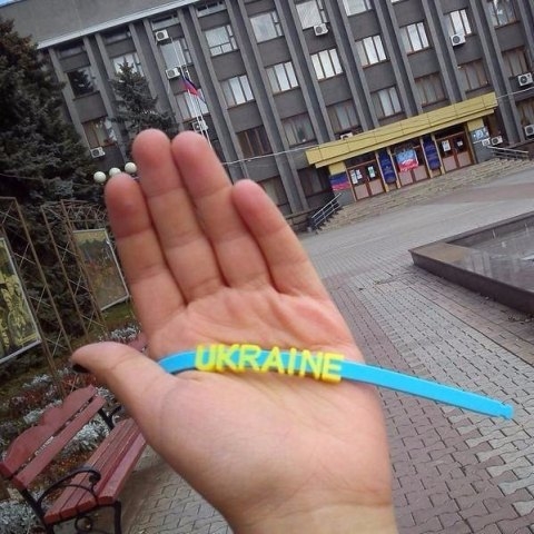жители Донецка демонстрируют проукраинские настроения как могут