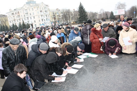 Пришедшие на митинг в Краматорске поддержали идею референдума (дополнено видео)