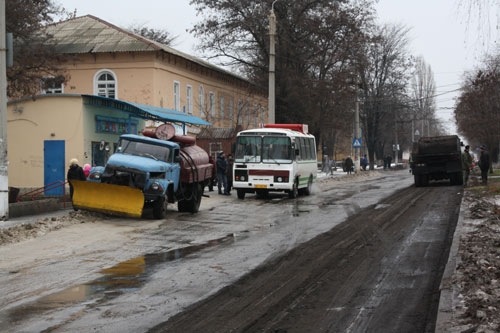 В Краматорске в разгар зимы капитально ремонтируют дорогу