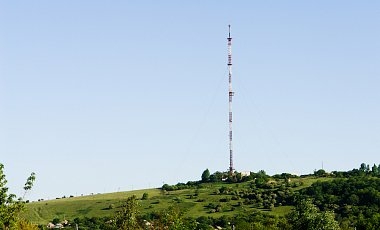 На горе Карачун под Славянском после обстрела рухнула телевышка (дополнено фото)