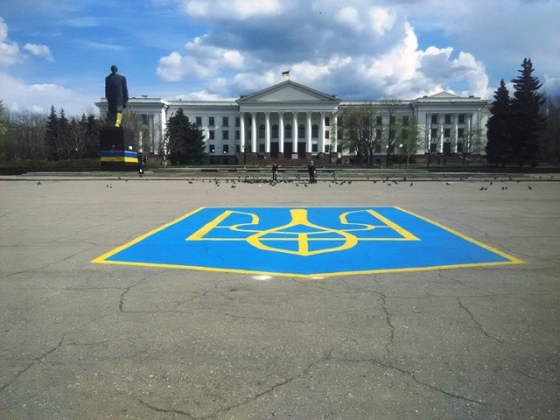 На главной площади Краматорска появился герб Украины