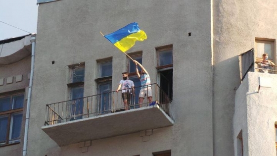 Жители Славянска встречают украинских солдат с государственными флагами в руках