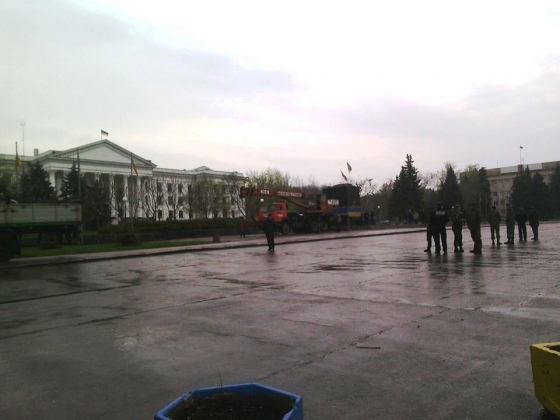 Упавший памятник Ленину покинул центральную площадь Краматорска