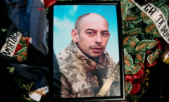 &quot;Тато вмів робити свято з дрібниць&quot;: у Краматорську попрощалися з полеглим Олександром Дрюком