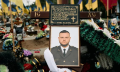 “З очима дитини та із серцем лева”: у Краматорську на Алеї Героїв попрощалися із захисником Владиславом Яснопольським