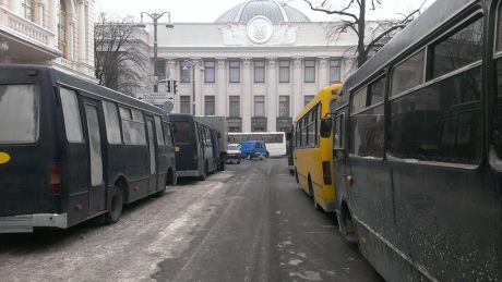 Под Радой – снова автобусы силовиков и &quot;титушко&quot;-митинг
