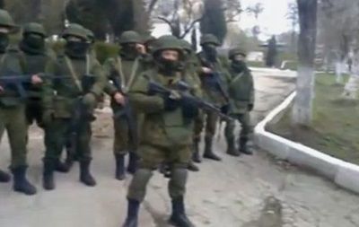 В Сеть попало видео, как украинские офицеры стали &quot;живым щитом&quot; и не дали вывезти оружие