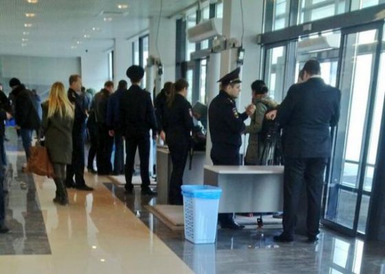 Новая пресс-конференция Януковича: десятки силовиков и кордоны безопасности