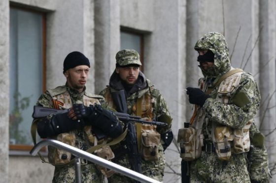 На захваченных зданиях в Славянске выставили снайперов, - нардеп