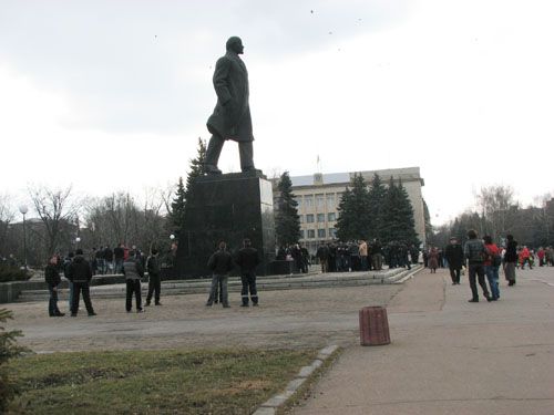 В центре Краматорска собрались сотни людей