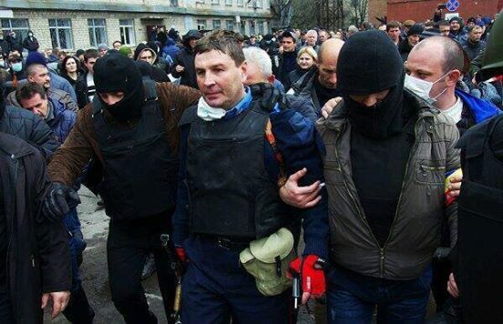 Начальник милиции Горловки отстреливался и сбросил сепаратиста с крыши – Аваков 