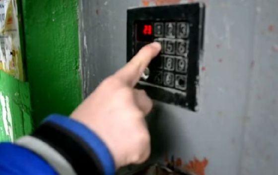 Школьник сыграл гимн Украины на домофоне 