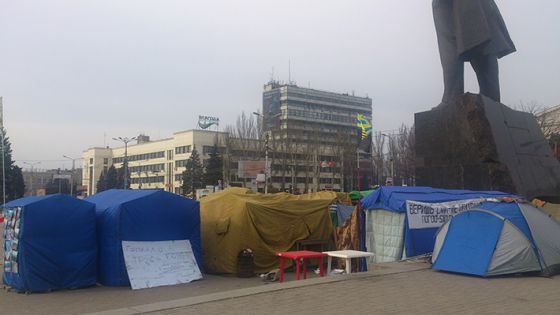 Демонтаж от КПУ. Палатки возле памятника Ленину в Донецке поредели 
