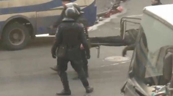 На шокирующем видео видно, как силовики несут тело активиста без головы