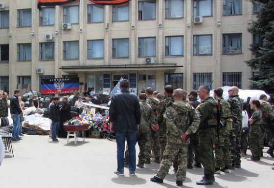  Возле исполкома прошла панихида по погибшим ополченцам (видео)