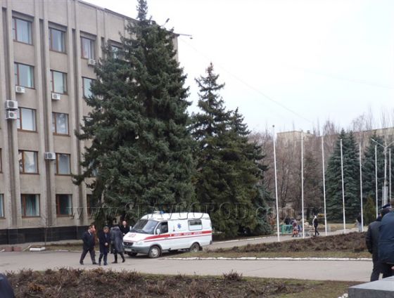 Первый митинг закончился: городского голову Славянска Нелю Штепу увезли в машине скорой помощи (видео)