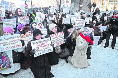 Матери митингующих и силовиков умоляют не проливать кровь и возвращаться домой 