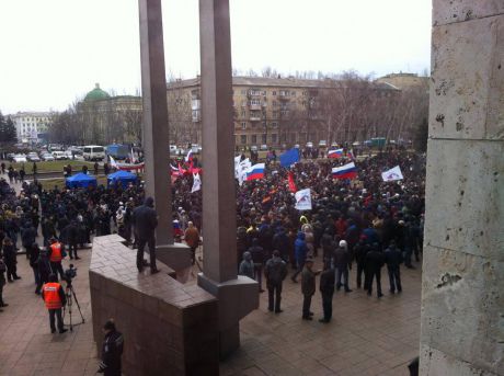 В Донецке проросийские сепаратисты штурмуют ОГА, слышны выстрелы