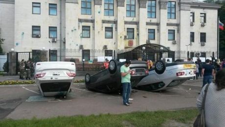 С посольстве РФ в Киеве сняли российский флаг