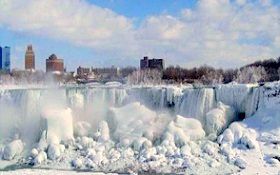 Рекордные морозы превратили Ниагарский водопад в глыбу льда