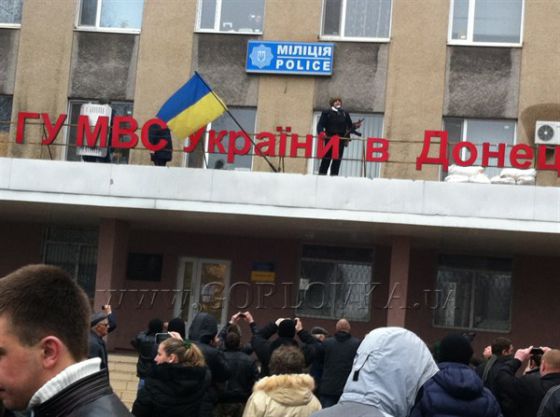 Активисты проникли в здание УВД, разбили стекла и подпалили здание: они требуют сдать оружие 