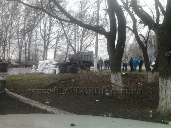 Город на замке: въезды в Славянск перекрыты. Междугородние автобусы из города не выезжают. Со здания славянского исполкома исчез российский флаг