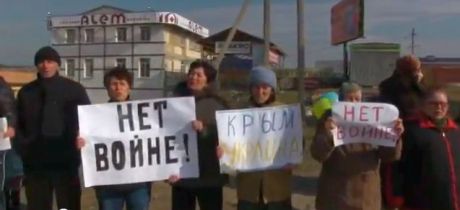 Крымчане &quot;живой цепочкой&quot; стоят за единство Украины