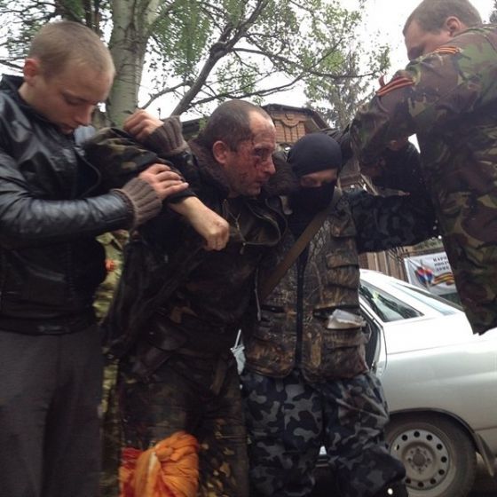 В больницу Славянска доставлен пилот сбитого ополченцами вертолёта (видео)