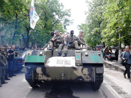 В Славянске сепаратисты щеголяют танками