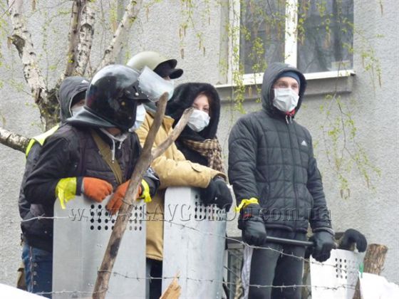 По словам активистов, которые сейчас находятся возле горотдела милиции, мэр Славянска выехала из города. Руководство взял афганец Вячеслав Пономарёв
