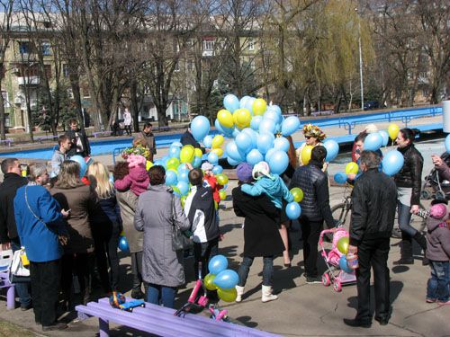  В Краматорске прошел украинский день, объединенный живой цепью (видео) (дополнено)