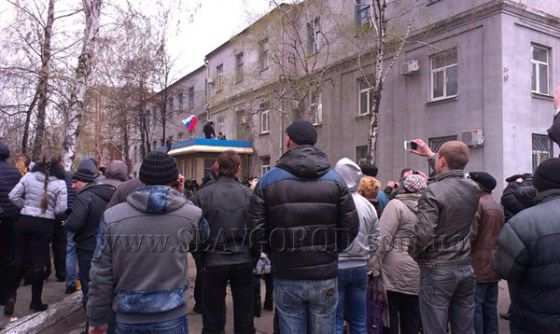 Из захваченного здания Славянского горотдела милиции начали выпускать правоохранителей. И.о. начальника горотдела милиции на телефонную связь не выходит