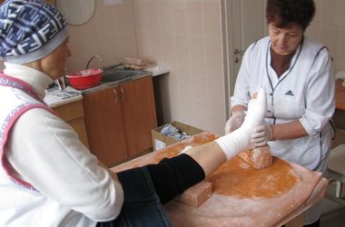 Донбасс борется со льдом: в Мариуполе - аномальный гололед, а в Донецке - сотни переломов 