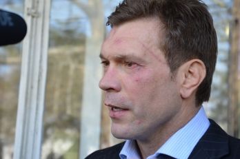 В Николаеве побили нардепа Царева, закидали его яйцами и прогнали прочь