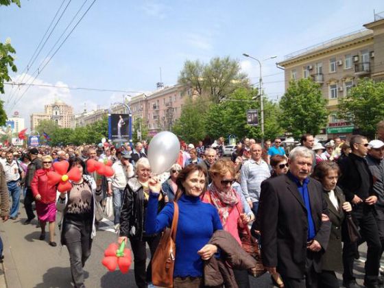 Сторонники «Донецкой республики» перекрыли движение и празднуют Первомай в Донецке