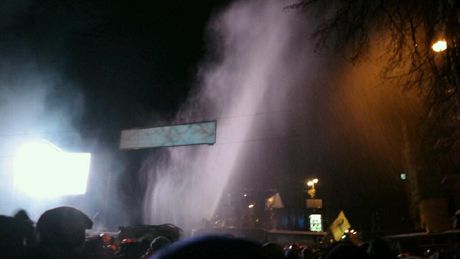 Против митингующих на Грушевского &quot;включили&quot; водомет